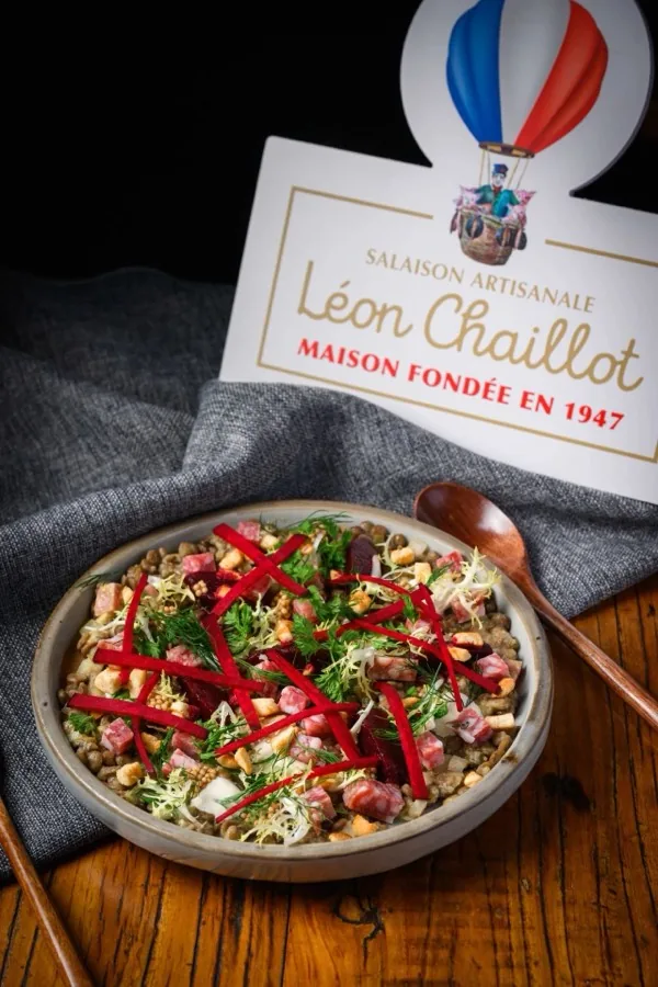 餐桌上的一道菜，旁边放着 Léon Chaillot 台卡。