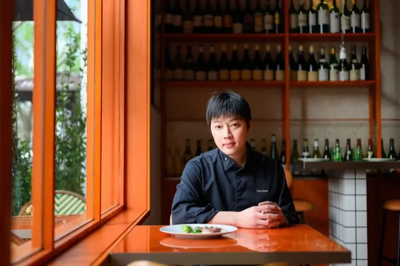 合作门店内，一位客人坐在靠窗的位置。